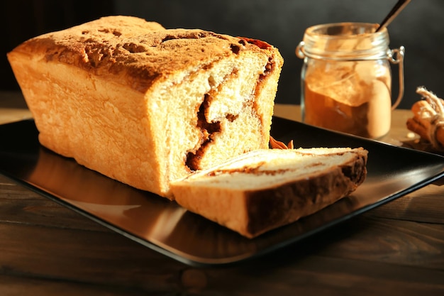 Deliziosa torta alla cannella sul tavolo