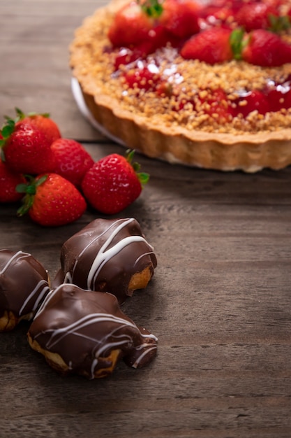 Deliziosa torta alla fragola sul tavolo