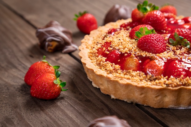 Deliziosa torta alla fragola sul tavolo