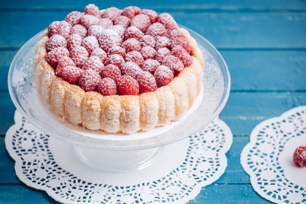 Deliziosa torta Charlotte francese con lamponi e biscotti savoiardi