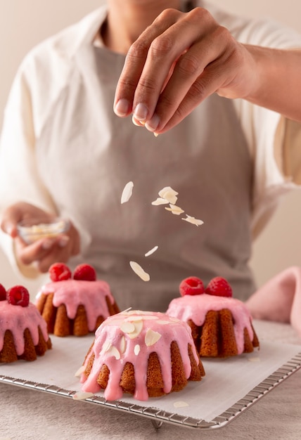 Deliziosa torta con arrangiamento ai frutti di bosco