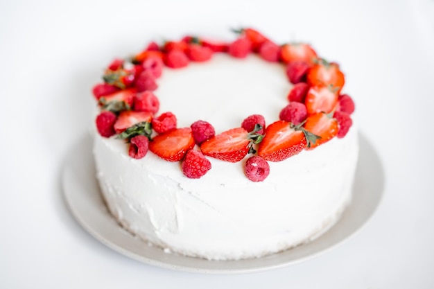 Deliziosa torta con crema di formaggio e frutti di bosco Torta con fragole e lamponi Torta fatta a mano