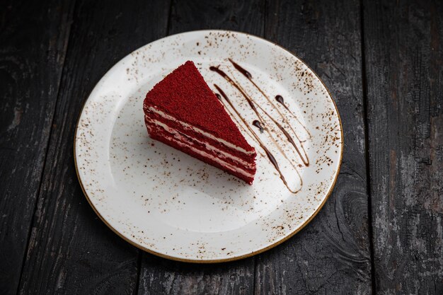 deliziosa torta con crema su un fondo di legno