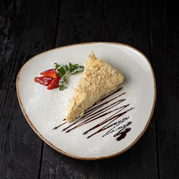 deliziosa torta con crema su un fondo di legno