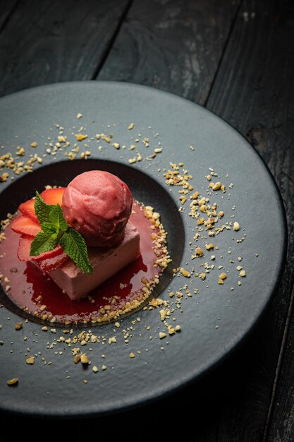 deliziosa torta con fragole su uno sfondo di legno