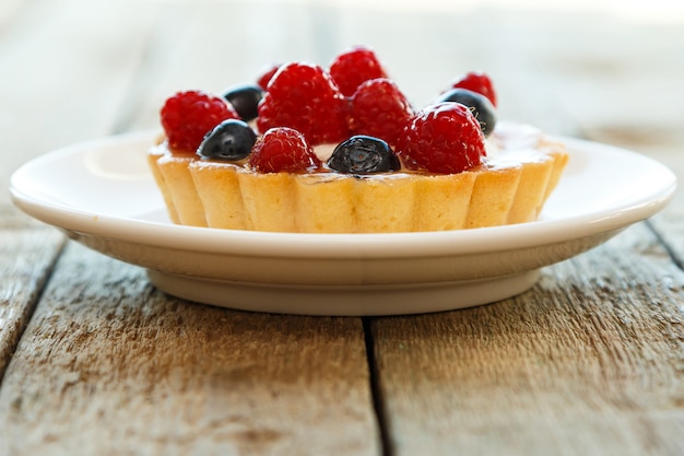 Deliziosa torta con frutti di bosco