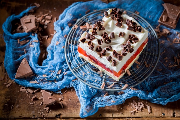 Deliziosa torta con gelatina di gocce di cioccolato e frutta