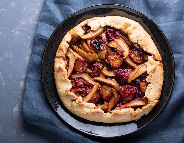 Deliziosa torta con prugne e pere