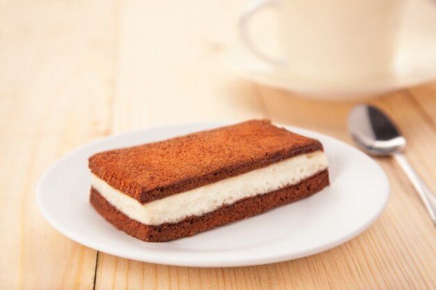 Deliziosa torta con tiramisù su un piatto