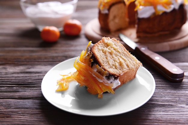 Deliziosa torta di agrumi su fondo di legno