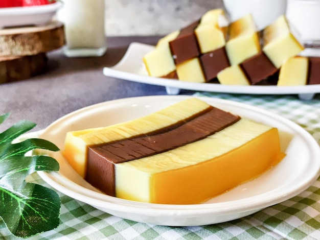 Deliziosa torta di budino su un piatto