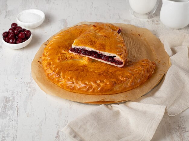 Deliziosa torta di ciliegie fatta in casa su sfondo chiaro