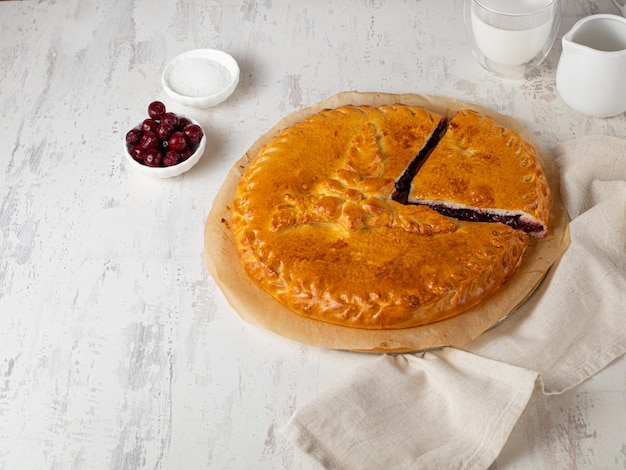 Deliziosa torta di ciliegie fatta in casa su sfondo chiaro