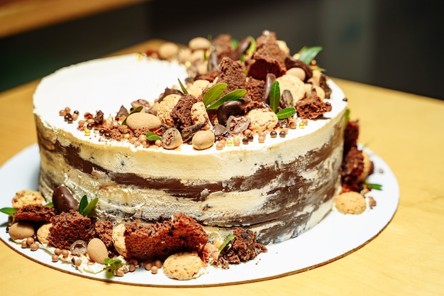 Deliziosa torta di compleanno con noci e cioccolato.