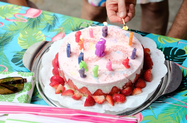 Deliziosa torta di compleanno su un tavolo nei Paesi Bassi