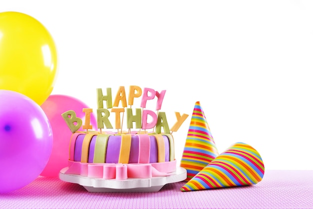 Deliziosa torta di compleanno sul tavolo su sfondo bianco