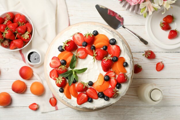 deliziosa torta di crema di bacche sulla tavola di legno bianco