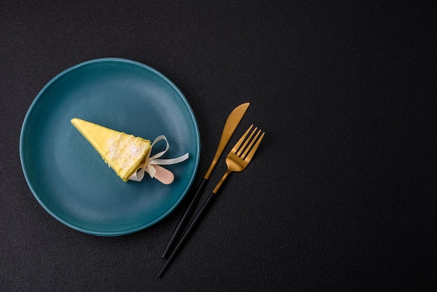 Deliziosa torta di formaggio dolce con frutta ricoperta di glassa con un bastone di legno