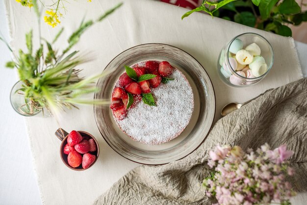 Deliziosa torta di fragole decorata con fragole