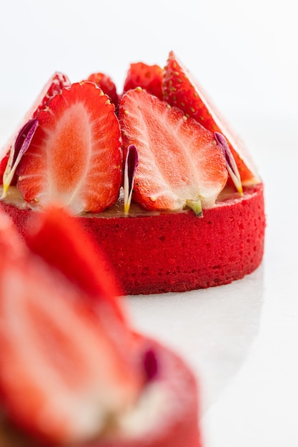 Deliziosa torta di fragole su base di marmo bianco Composizione con più torte