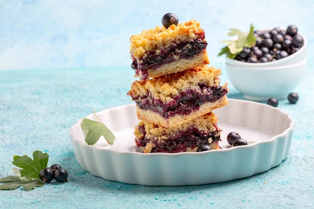 Deliziosa torta di frutti di bosco con streusel