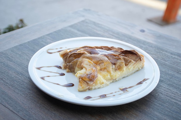 Deliziosa torta di mele fatta a mano gourmet con copertura al cioccolato