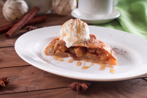 Deliziosa torta di mele fatta in casa e rustica