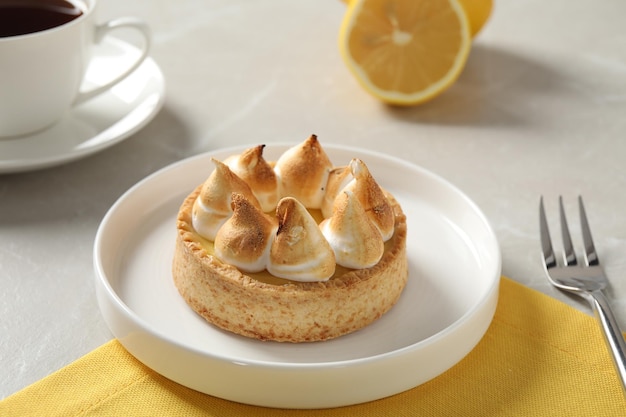 Deliziosa torta di meringa al limone servita sul tavolo bianco