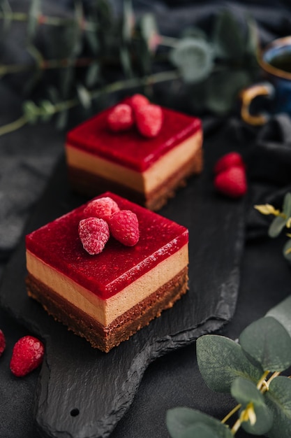 Deliziosa torta di mousse al cioccolato con gelatina di lamponi