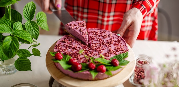 Deliziosa torta di mousse cruda con lamponi