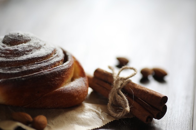 Deliziosa torta di pasta fresca con cannella e frutta