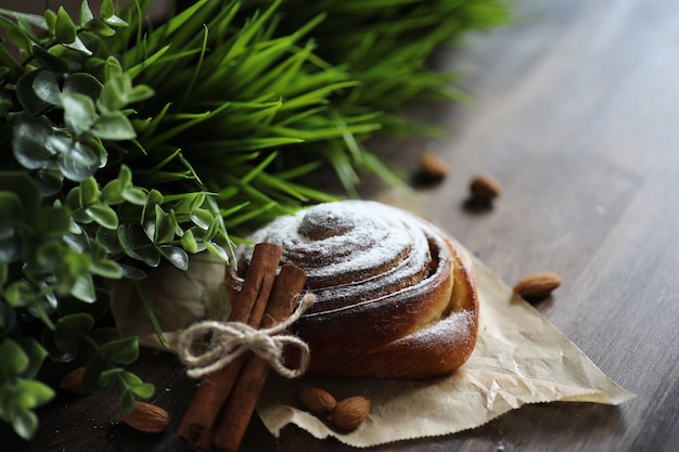 Deliziosa torta di pasta fresca con cannella e frutta