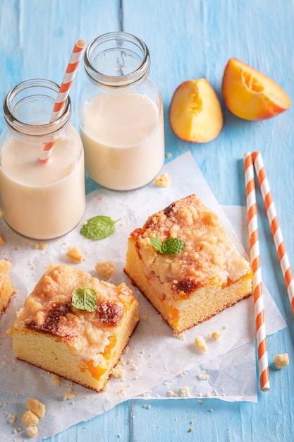 Deliziosa torta di pesche a base di frutta Servita con latte