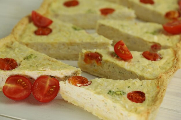 Deliziosa torta di quiche con ripieno di pollo e pomodori