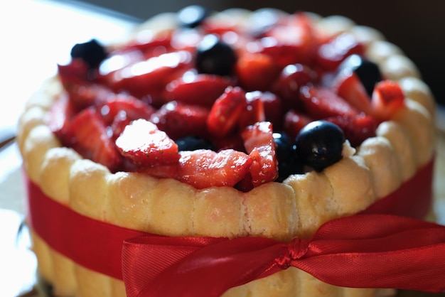 Deliziosa torta dolce farinosa con fragole e ribes