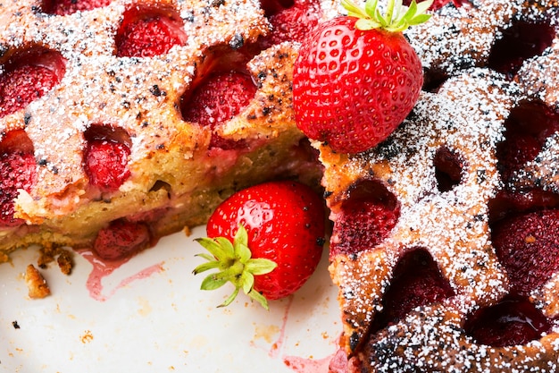 Deliziosa torta fatta in casa con fragole. Dessert di frutta estiva.