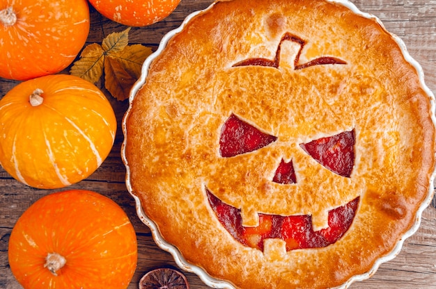 Deliziosa torta fatta in casa per halloween con ripieno di marmellata di zucca-fragole e pesche