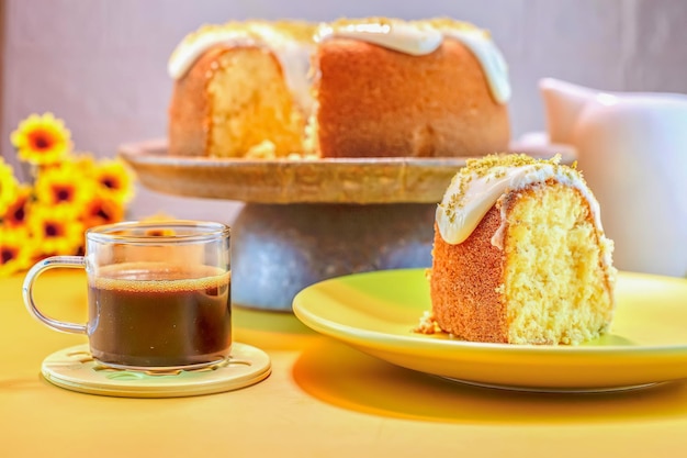 Deliziosa torta fatta in casa, torta gourmet a fette, dessert con cioccolato.