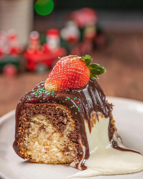 Deliziosa torta fatta in casa, torta gourmet a fette, dessert con cioccolato.