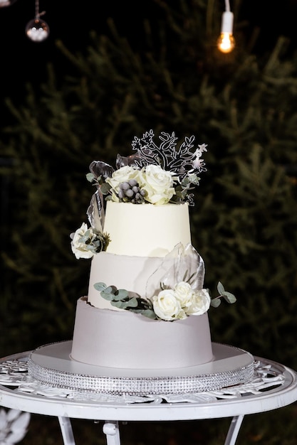 Deliziosa torta fresca a strati per le vacanze con bellissime decorazioni