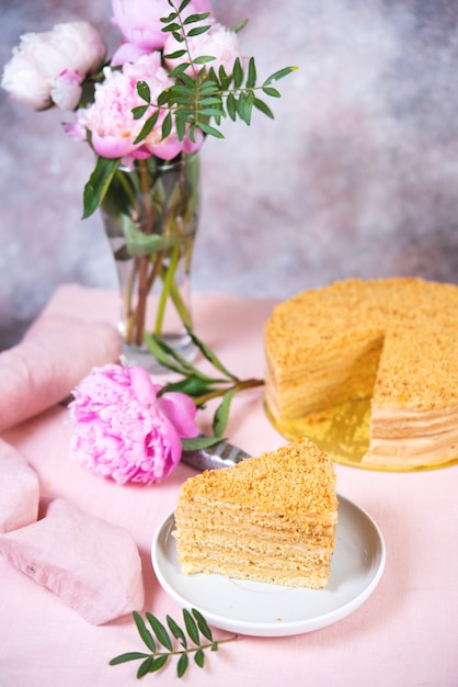 Deliziosa torta La torta di miele è sul tavolo con fiori.