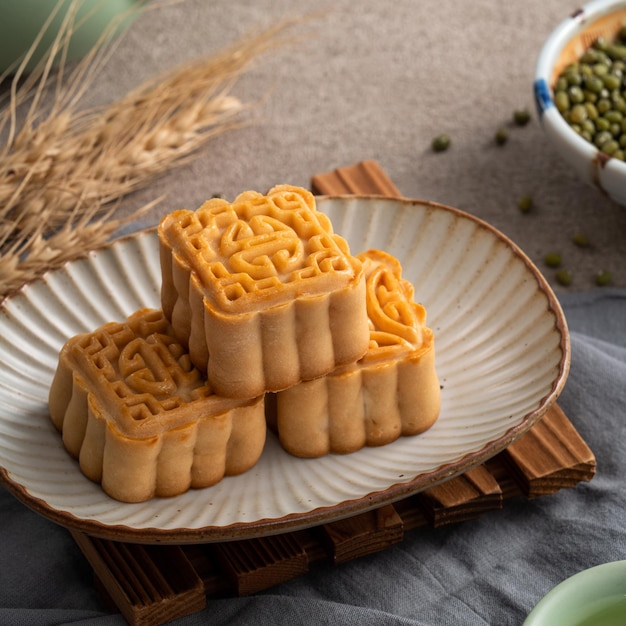 Deliziosa torta lunare di fagioli mung per la torta di luna di cibo del MidAutumn Festival su sfondo grigio del tavolo