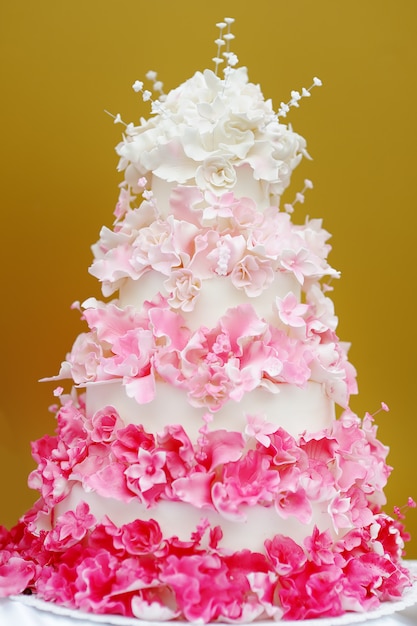 Deliziosa torta nuziale bianca e rosa