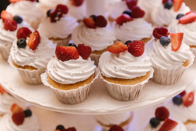 Deliziosa torta nuziale fantasia fatta di cupcakes