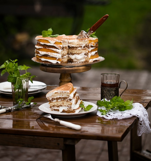 Deliziosa torta su un vassoio con la menta