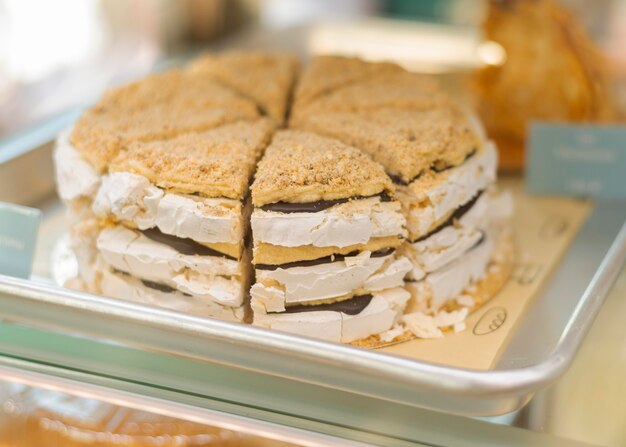 Deliziosa torta sul vassoio alto angolo