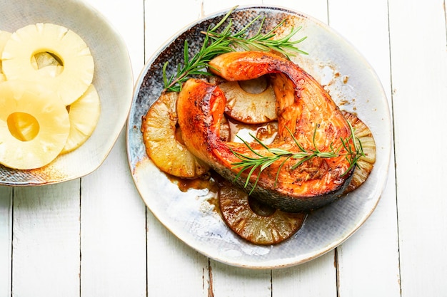 Deliziosa trota alla griglia o trancio di salmone su ananas.