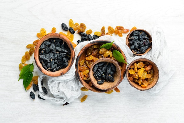 Deliziosa uvetta dolce dall'uva Frutta secca Vista dall'alto Spazio libero per il testo