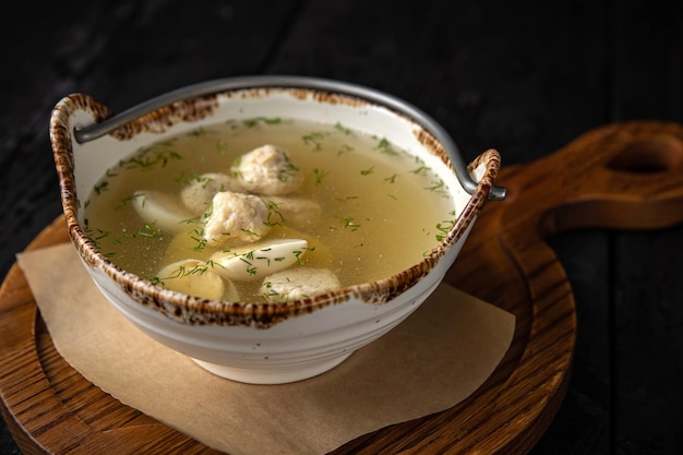 deliziosa zuppa con polpette su un tavolo scuro