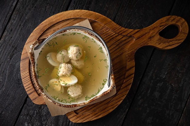 deliziosa zuppa con polpette su un tavolo scuro